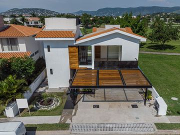 CASA DE LUJO CON ALBERCA Y JARDIN EN VENTA AL SUR DE CUERNAVACA