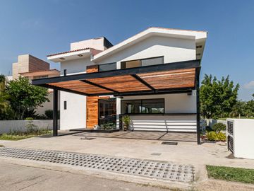 CASA DE LUJO CON ALBERCA Y JARDIN EN VENTA AL SUR DE CUERNAVACA