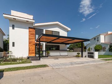 CASA DE LUJO CON ALBERCA Y JARDIN EN VENTA AL SUR DE CUERNAVACA