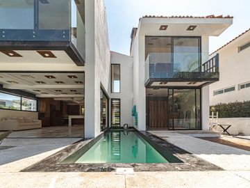CASA DE LUJO CON ALBERCA Y JARDIN EN VENTA AL SUR DE CUERNAVACA