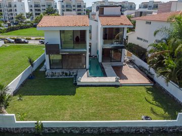 CASA DE LUJO CON ALBERCA Y JARDIN EN VENTA AL SUR DE CUERNAVACA