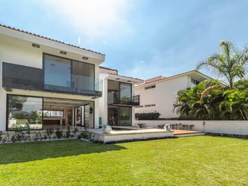 CASA DE LUJO CON ALBERCA Y JARDIN EN VENTA AL SUR DE CUERNAVACA