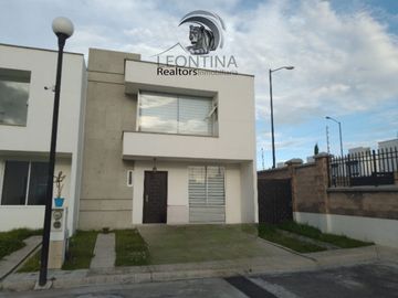 VENTA DE CASA EN RESIDENCIAL BOSQUES DE ICA II EN ZINACANTEPEC A UN COSTADO DE ZAMARRERO