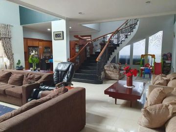 DISEWAKAN RUMAH MEWAH LOKASI STRATEGIS @ SAYAP RIAU DEKAT GEDUNG SATE BANDUNG