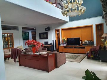 DISEWAKAN RUMAH MEWAH LOKASI STRATEGIS @ SAYAP RIAU DEKAT GEDUNG SATE BANDUNG