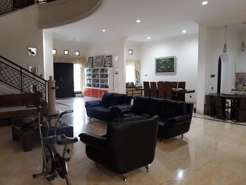 Rumah Mewah di Graha Family Murah Kondisi Terawat