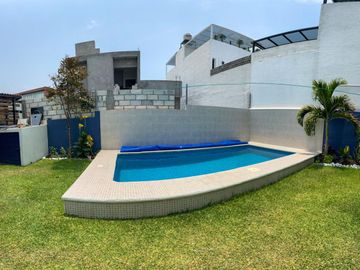 CASA CON ALBERCA Y JARDIN EN VENTA AL SUR DE CUERNAVACA