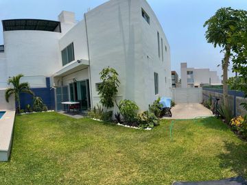 CASA CON ALBERCA Y JARDIN EN VENTA AL SUR DE CUERNAVACA