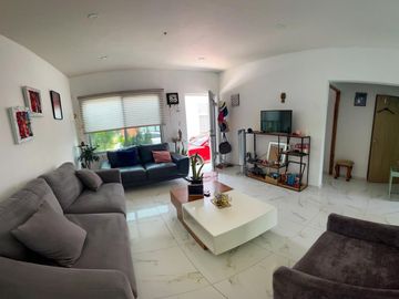 CASA CON ALBERCA Y JARDIN EN VENTA AL SUR DE CUERNAVACA