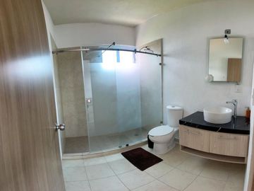 CASA CON ALBERCA Y JARDIN EN VENTA AL SUR DE CUERNAVACA