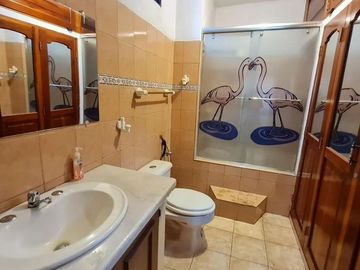 Venta de Casa de 3 plantas con piscina en La Garzota, conjunto cerrado, A 3 cuadras de la Avenida Guillermo Pareja
