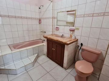 Venta de Casa de 3 plantas con piscina en La Garzota, conjunto cerrado, A 3 cuadras de la Avenida Guillermo Pareja