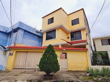 Venta de Casa de 3 plantas con piscina en La Garzota, conjunto cerrado, A 3 cuadras de la Avenida Guillermo Pareja