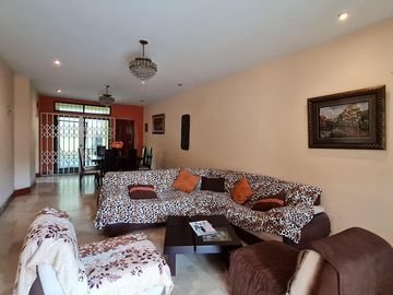 Venta de Casa de 3 plantas con piscina en La Garzota, conjunto cerrado, A 3 cuadras de la Avenida Guillermo Pareja