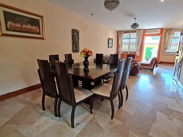 Venta de Casa de 3 plantas con piscina en La Garzota, conjunto cerrado, A 3 cuadras de la Avenida Guillermo Pareja