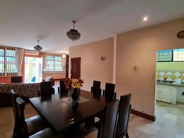 Venta de Casa de 3 plantas con piscina en La Garzota, conjunto cerrado, A 3 cuadras de la Avenida Guillermo Pareja