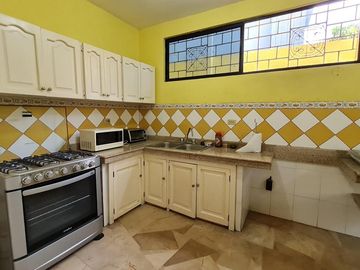 Venta de Casa de 3 plantas con piscina en La Garzota, conjunto cerrado, A 3 cuadras de la Avenida Guillermo Pareja