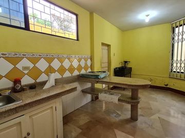 Venta de Casa de 3 plantas con piscina en La Garzota, conjunto cerrado, A 3 cuadras de la Avenida Guillermo Pareja