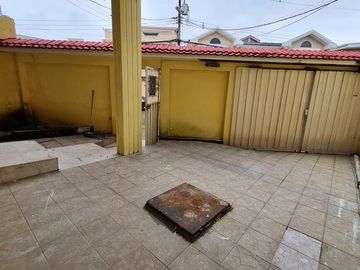 Venta de Casa de 3 plantas con piscina en La Garzota, conjunto cerrado, A 3 cuadras de la Avenida Guillermo Pareja