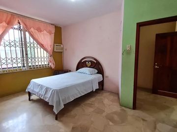 Venta de Casa de 3 plantas con piscina en La Garzota, conjunto cerrado, A 3 cuadras de la Avenida Guillermo Pareja