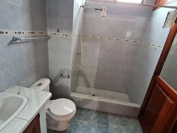 Venta de Casa de 3 plantas con piscina en La Garzota, conjunto cerrado, A 3 cuadras de la Avenida Guillermo Pareja