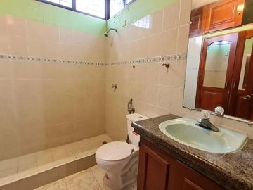 Venta de Casa de 3 plantas con piscina en La Garzota, conjunto cerrado, A 3 cuadras de la Avenida Guillermo Pareja