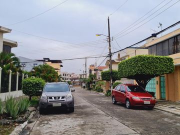 Venta de Casa de 3 plantas con piscina en La Garzota, conjunto cerrado, A 3 cuadras de la Avenida Guillermo Pareja