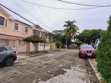 Venta de Casa de 3 plantas con piscina en La Garzota, conjunto cerrado, A 3 cuadras de la Avenida Guillermo Pareja
