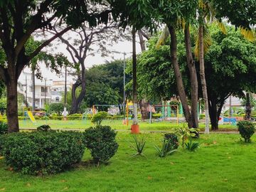 Venta de Casa de 3 plantas con piscina en La Garzota, conjunto cerrado, A 3 cuadras de la Avenida Guillermo Pareja