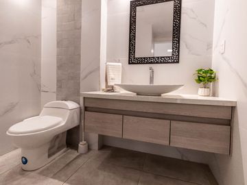 VENTA DE OPORTUNIDAD: DEPARTAMENTO REMODELADO en Urb. Jardines del Batan., El Batán Quito, Ecuador