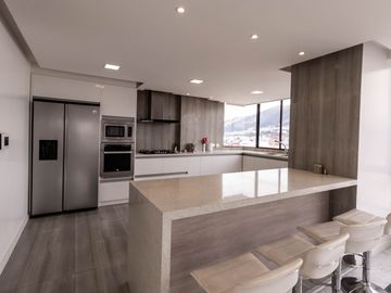 VENTA DE OPORTUNIDAD: DEPARTAMENTO REMODELADO en Urb. Jardines del Batan., El Batán Quito, Ecuador