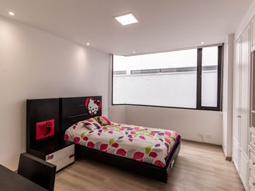 VENTA DE OPORTUNIDAD: DEPARTAMENTO REMODELADO en Urb. Jardines del Batan., El Batán Quito, Ecuador