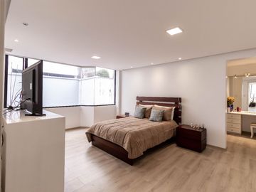VENTA DE OPORTUNIDAD: DEPARTAMENTO REMODELADO en Urb. Jardines del Batan., El Batán Quito, Ecuador