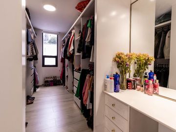 VENTA DE OPORTUNIDAD: DEPARTAMENTO REMODELADO en Urb. Jardines del Batan., El Batán Quito, Ecuador