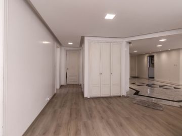 VENTA DE OPORTUNIDAD: DEPARTAMENTO REMODELADO en Urb. Jardines del Batan., El Batán Quito, Ecuador