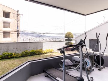 VENTA DE OPORTUNIDAD: DEPARTAMENTO REMODELADO en Urb. Jardines del Batan., El Batán Quito, Ecuador