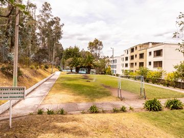 VENTA DE OPORTUNIDAD: DEPARTAMENTO REMODELADO en Urb. Jardines del Batan., El Batán Quito, Ecuador