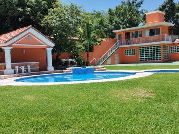 Venta de casa de un nivel con bungalow en Lomas de Cuernavaca, Temixco, Morelos