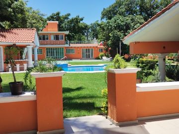 Venta de casa de un nivel con bungalow en Lomas de Cuernavaca, Temixco, Morelos