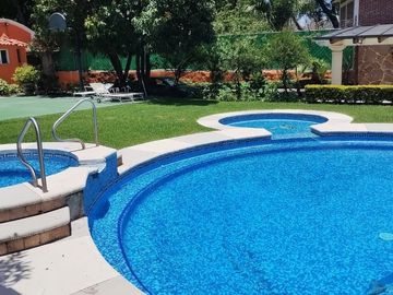 Venta de casa de un nivel con bungalow en Lomas de Cuernavaca, Temixco, Morelos
