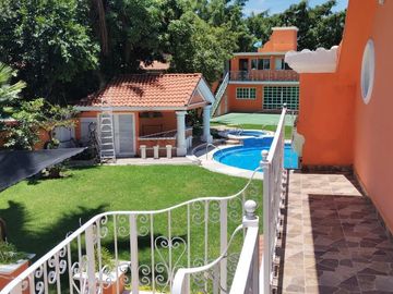 Venta de casa de un nivel con bungalow en Lomas de Cuernavaca, Temixco, Morelos