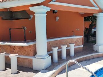 Venta de casa de un nivel con bungalow en Lomas de Cuernavaca, Temixco, Morelos