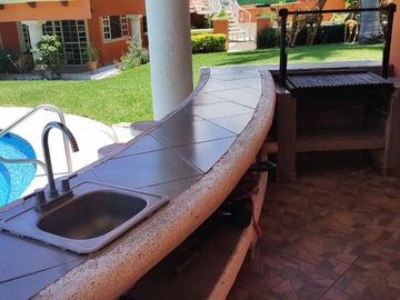 Venta de casa de un nivel con bungalow en Lomas de Cuernavaca, Temixco, Morelos