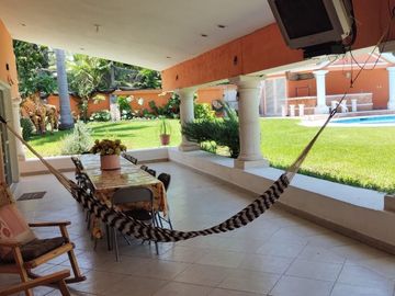 Venta de casa de un nivel con bungalow en Lomas de Cuernavaca, Temixco, Morelos