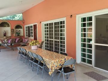 Venta de casa de un nivel con bungalow en Lomas de Cuernavaca, Temixco, Morelos