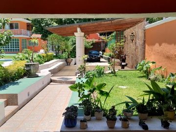 Venta de casa de un nivel con bungalow en Lomas de Cuernavaca, Temixco, Morelos