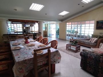 Venta de casa de un nivel con bungalow en Lomas de Cuernavaca, Temixco, Morelos