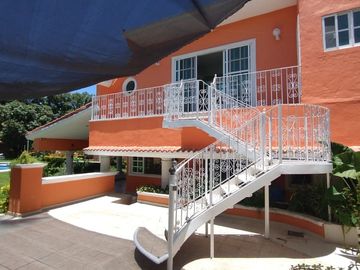 Venta de casa de un nivel con bungalow en Lomas de Cuernavaca, Temixco, Morelos