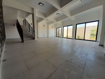 Casa nueva en Altozano de 3 niveles con salón enorme