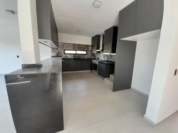 Casa nueva en Altozano de 3 niveles con salón enorme